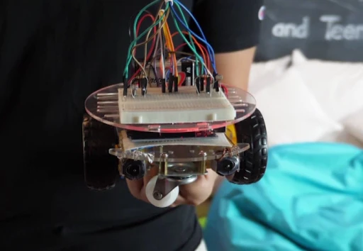 Robotic car by Kenji Eu